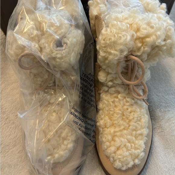 NIB Vionic Orthopedic Neutral Fuzzy Sherpa Boots - Picture 2 of 11